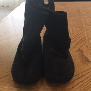 Women’s black suede flat boot - size 7
